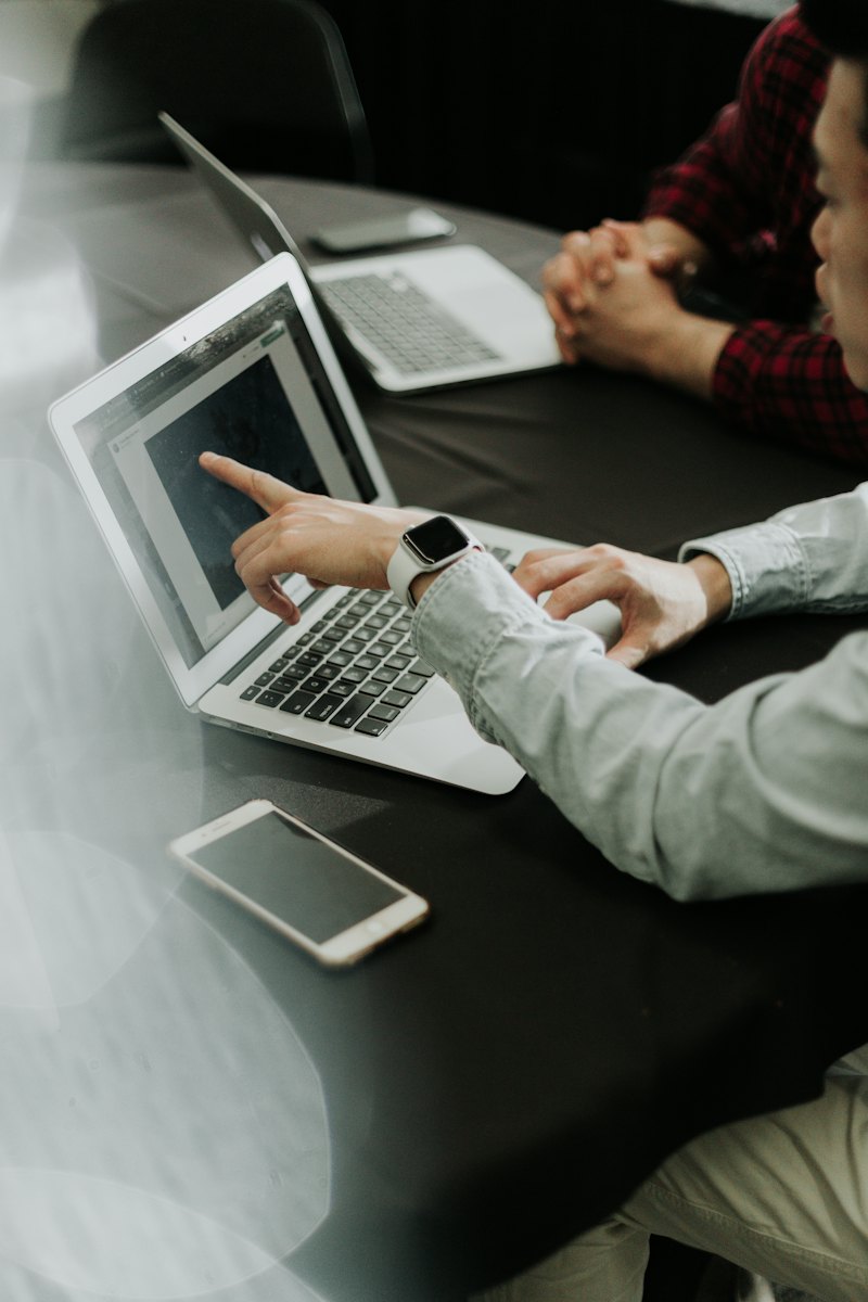 Gros plan sur des mains travaillant sur un ordinateur portable en situation de collaboration